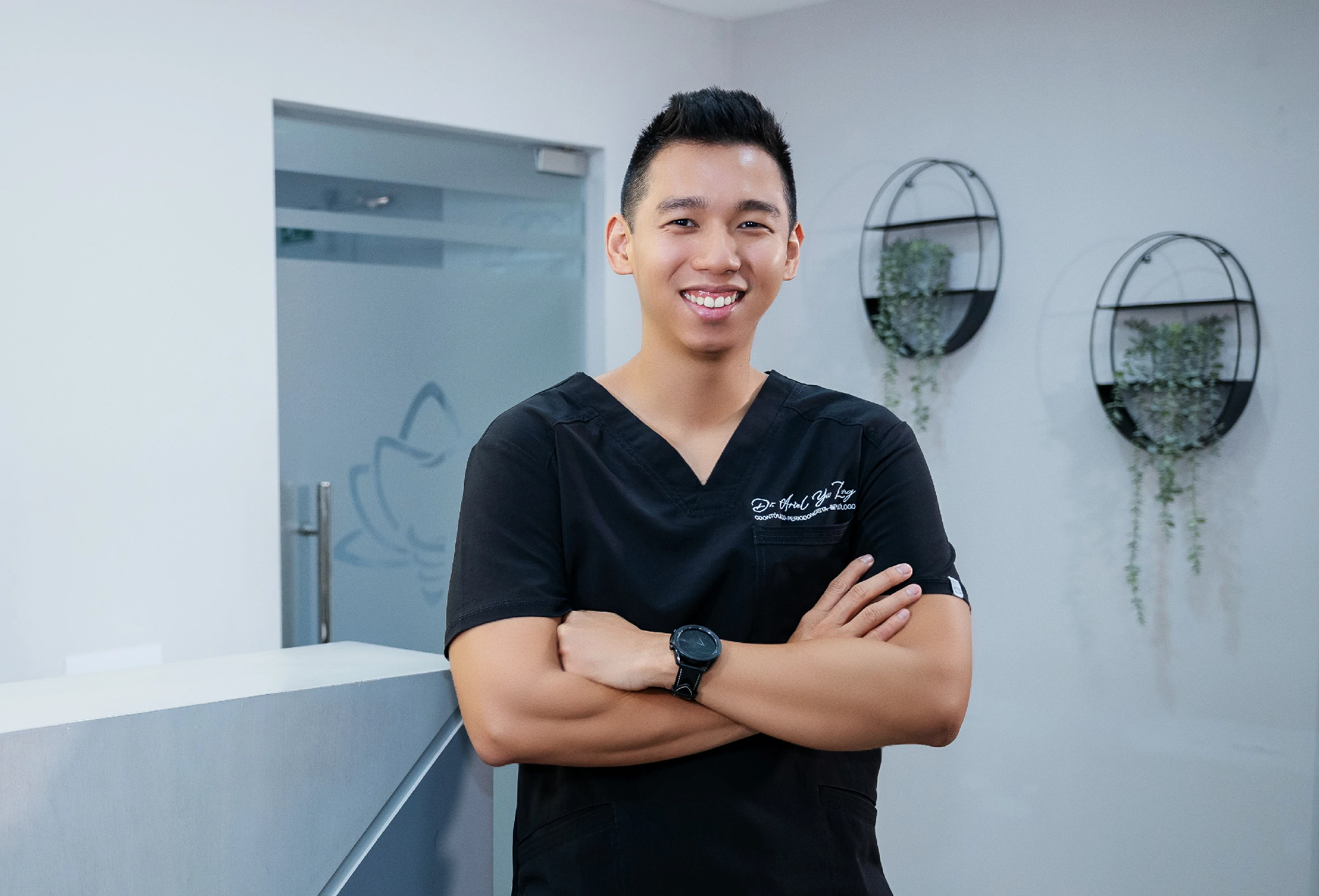 Dr. Ariel Yu Zeng, fundador de Santiago Lotus Dental